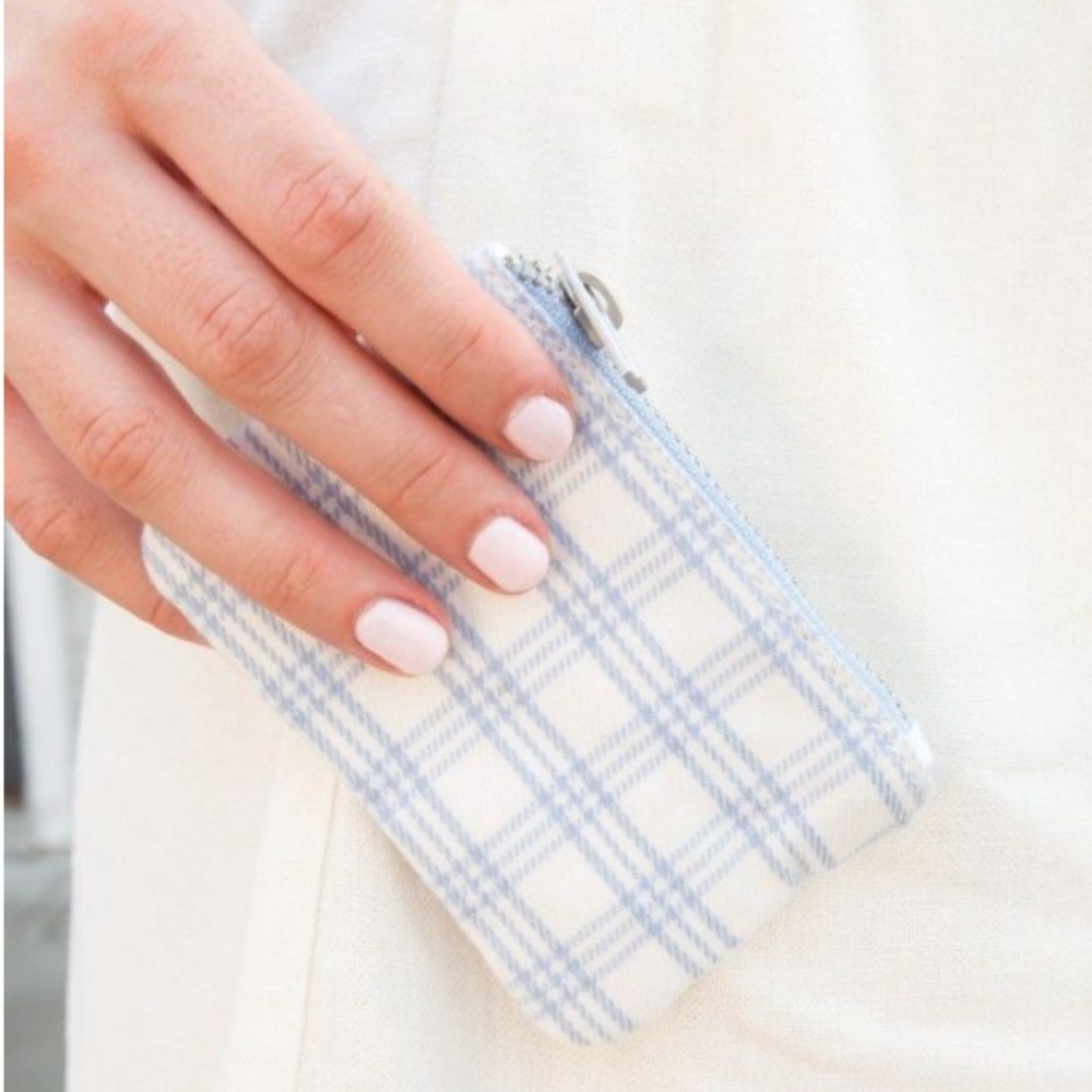 *BRAND NEW WITHOUT TAGS* Brandy Melville Blue and White Plaid Coin Purse